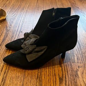 Vero Cuoio black suede mini heels with grey bow. Size 38.5.